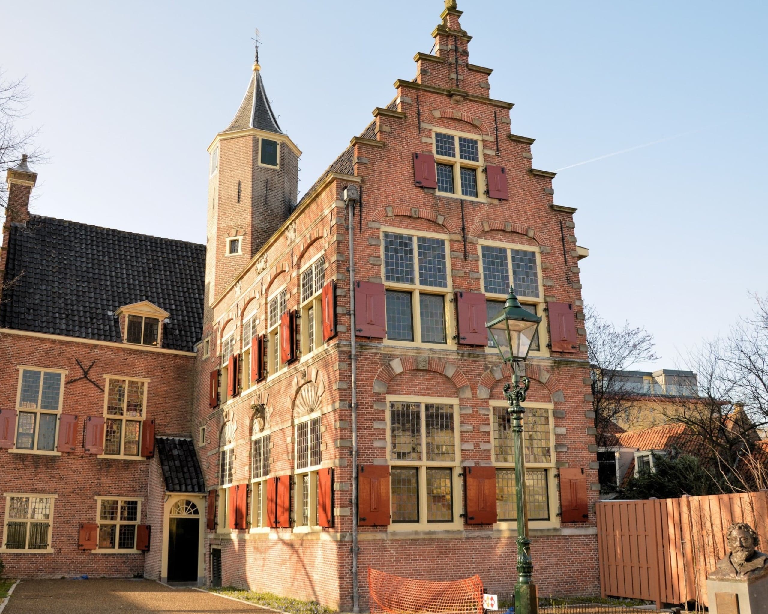 Monumentaal pand met trapgevel en luiken