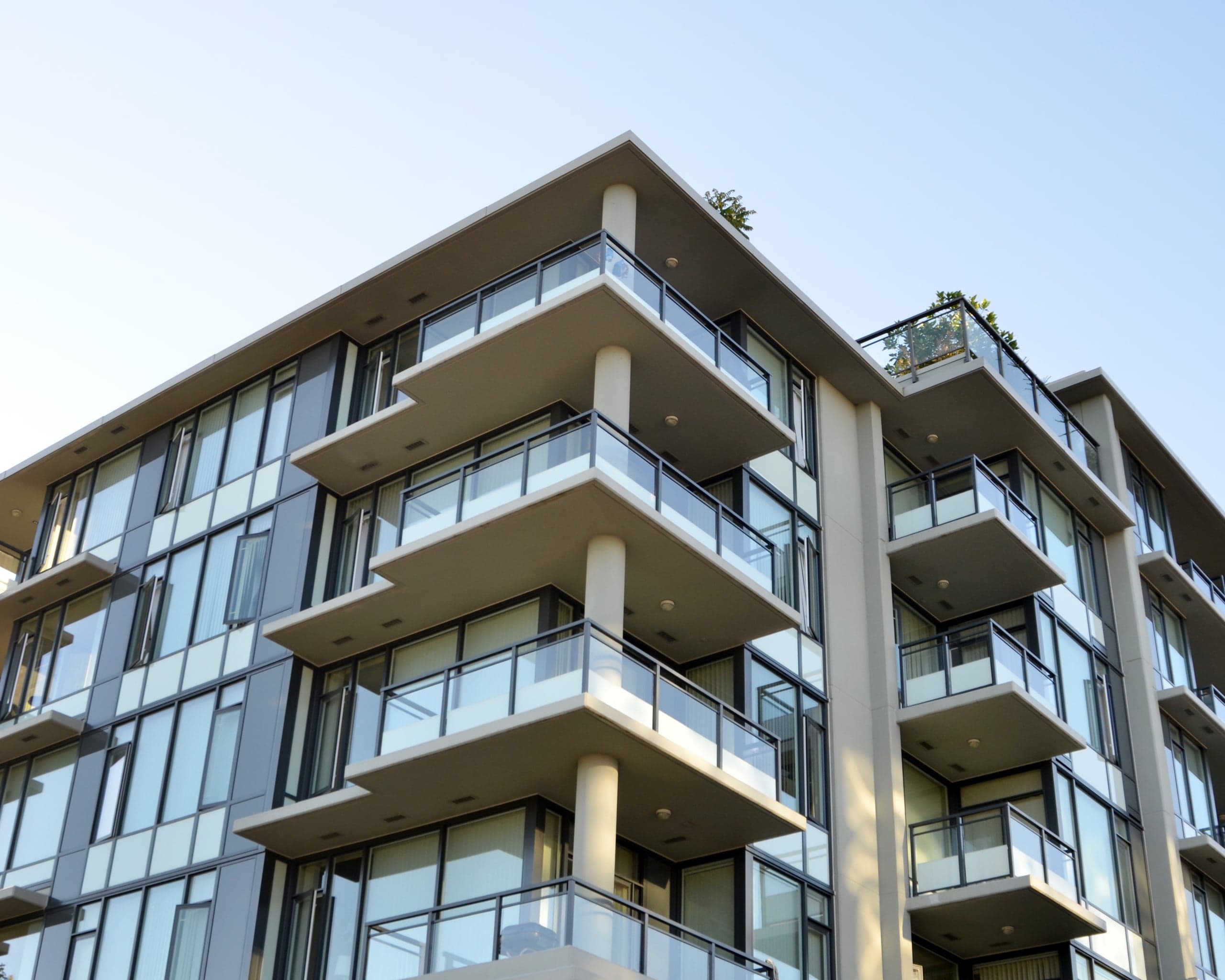 Appartementencomplex met balkons langs een groenstrook