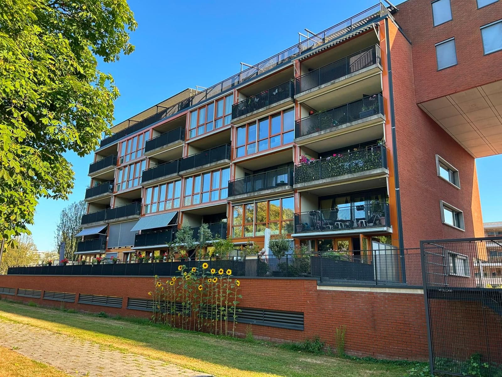Appartementencomplex met balkons na planmatig onderhoud