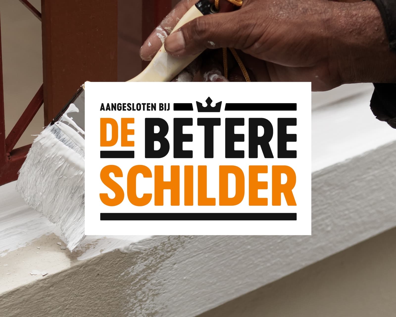 Vakman schildert een kozijn, met het keurmerk De Betere Schilder