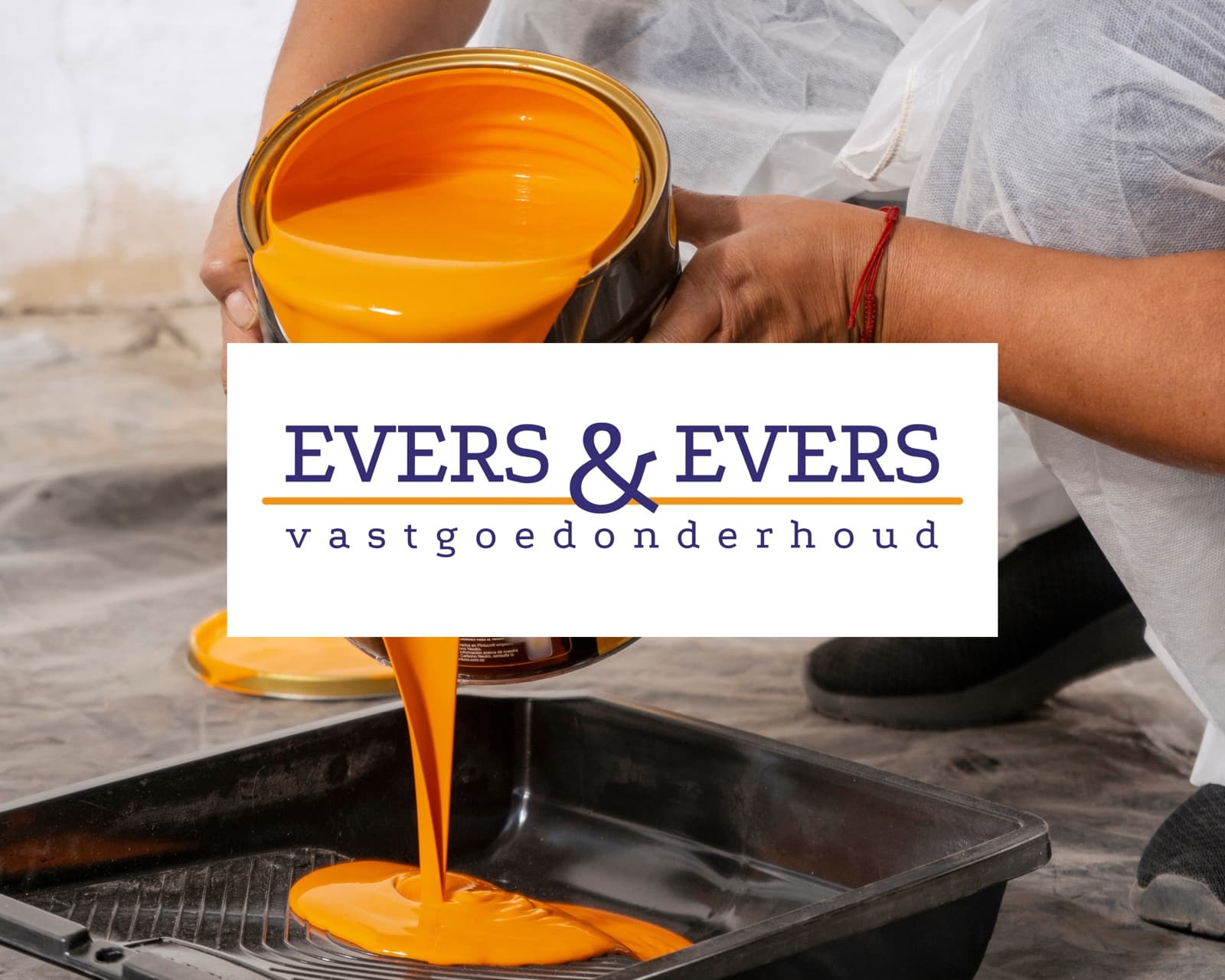 Verf wordt uitgeschonken in een verfbak, met het logo van Evers & Evers vastgoedonderhoud