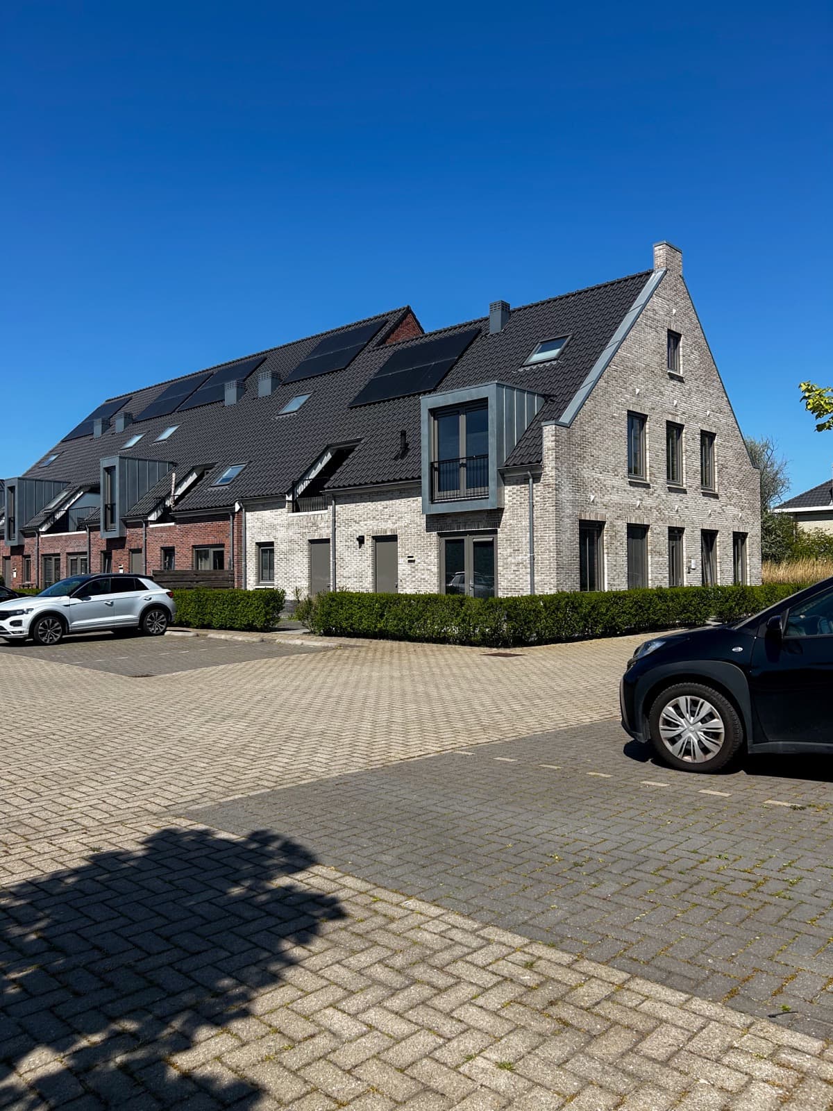 Rij nieuwbouwwoningen in een woonwijk