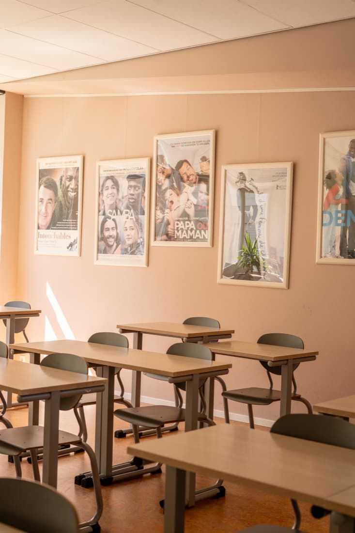Afgewerkt leslokaal met ingelijste filmposters langs de wand