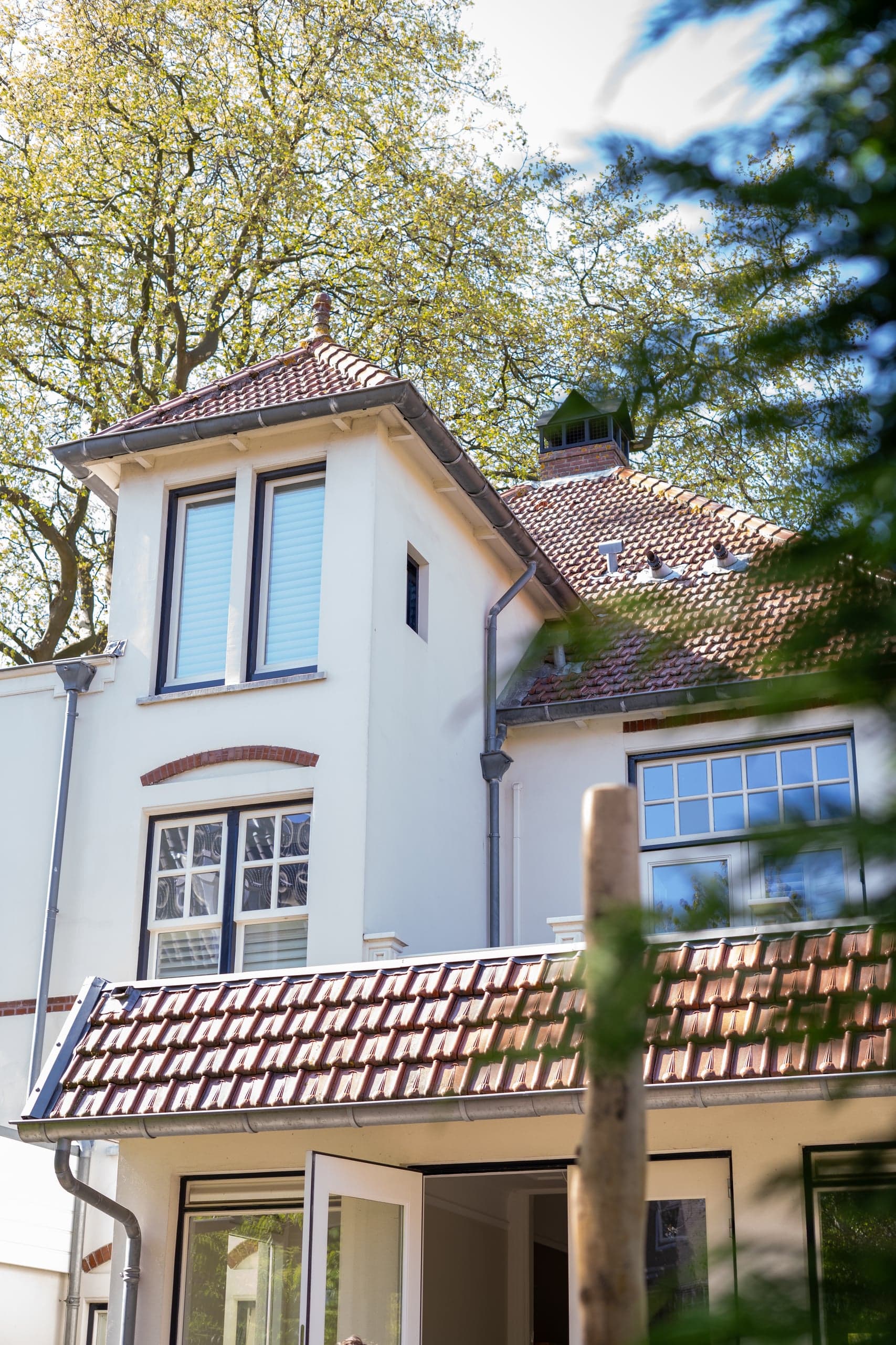 Gerenoveerde gevel met balkon van een karakteristiek pand